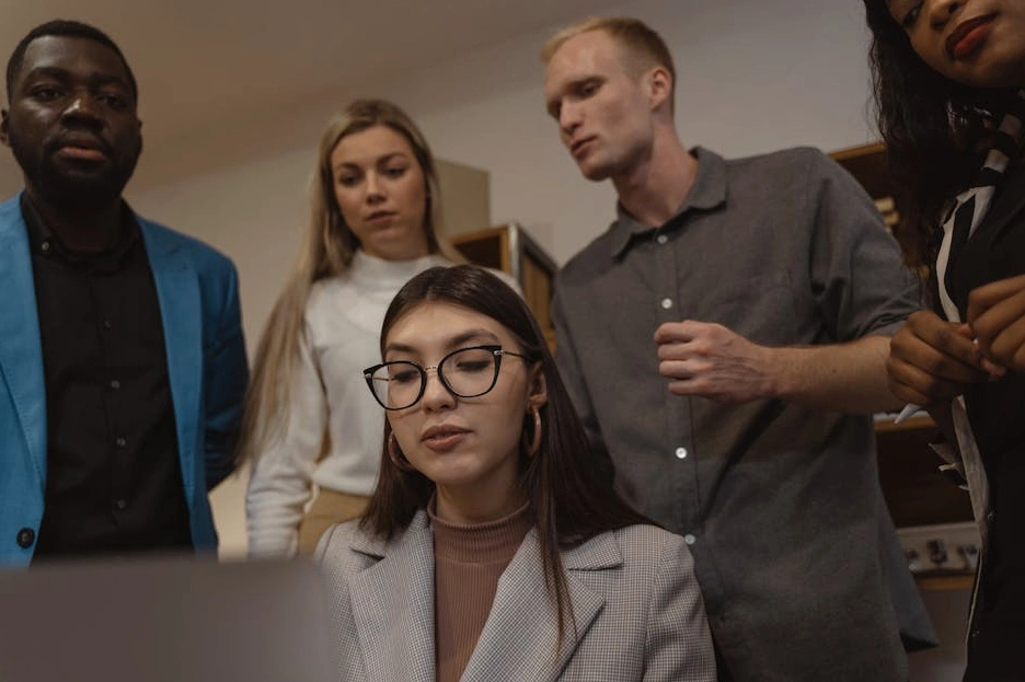 Un manager che guida una riunione di team con empatia e sicurezza.